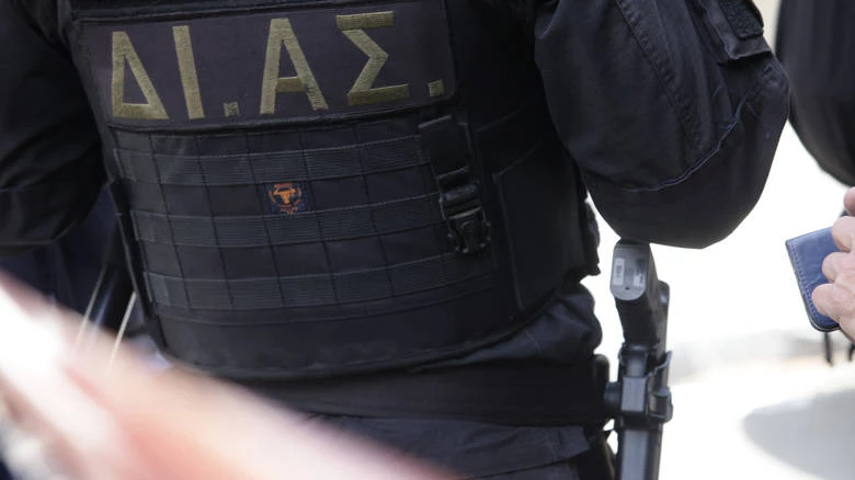 Έκλεψαν το όπλο αστυνομικού μέσα από το σπίτι του